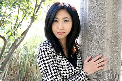 公園のベンチでノーパンに！ 美形妻の名器 江角美穂