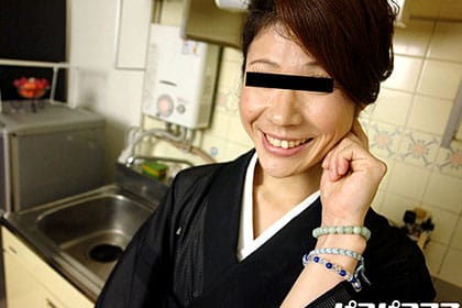 喪服姿の美しい未亡人 中川博子