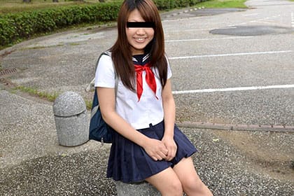 JK制服を着て公園露出フェラ 神田奈々