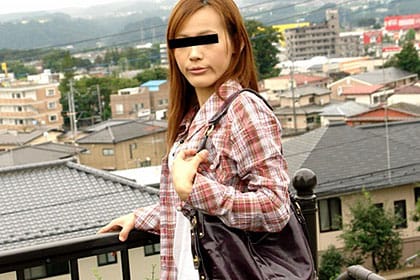 清楚系女優・小西真◯美似のスレンダー娘とジーパンくり抜きAVごっこ！ 吉中優