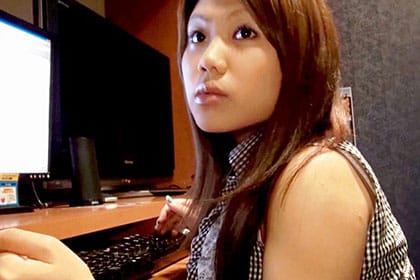 ネットカフェで噂のバイト娘に突撃レポート！ 個室に進入してバイト内容の真相に迫る！！ さゆり