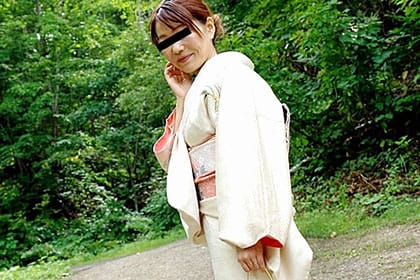 和服の似合う清楚でピュアな四十路妻 佐々山薫