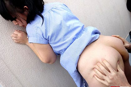 ロリ顔Hカップ潮吹き娘がビルの屋上でおもらし 加護あんな