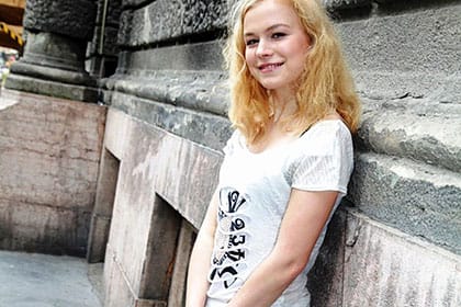 日本男児のオイルマッサージに大興奮！ おもてなしされる中欧ギャル ニーシャ