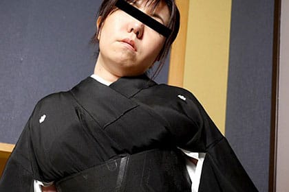 伸縮自在！喪服に包まれたムッチリ名器