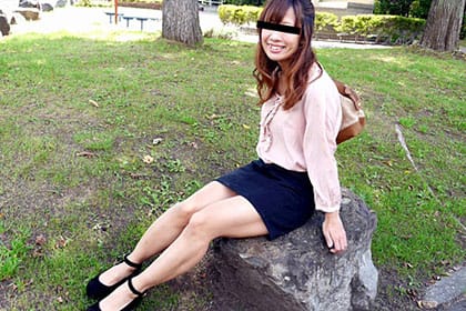 夫と電話中の人妻をハメまくる 高速腰振りするスケベ妻 菅沼穂香