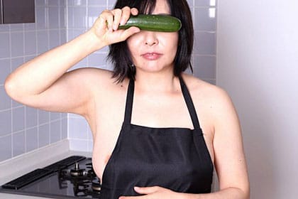 舌ったらずで超剛毛！肉感熟女のマン汁サラダ