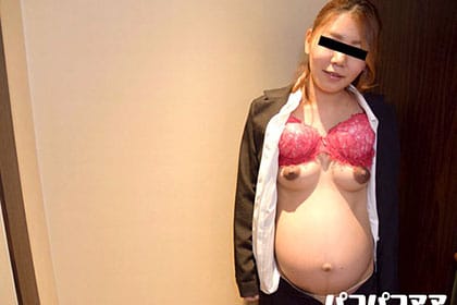 乳首もスーツも黒い妊婦