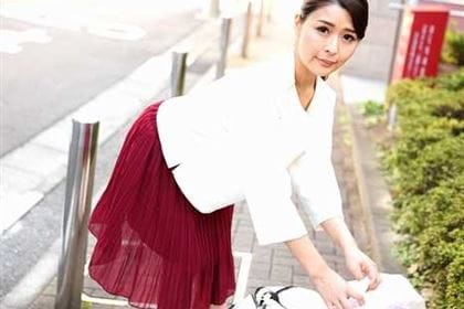 朝ゴミ出しする近所の遊び好きノーブラ奥さん 山中麗子(河合千里)