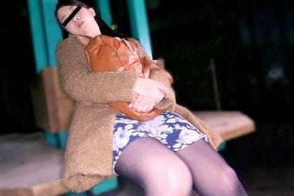 俺の家に来ない！公園で寝てる娘を持ち帰り