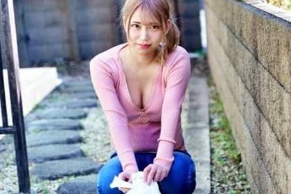 朝ゴミ出しする近所の遊び好きノーブラ奥さん 如月結衣(咲々原リン)
