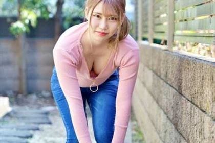 谷間全開でゴミ出し場所に来る人妻は性欲を持て余しているはず！ 如月結衣(咲々原リン)