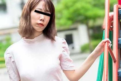 奥さん、今はいてる下着を買い取らせて下さい！ 乳首をコリコリされてその気になるスレンダー人妻 古屋みかこ