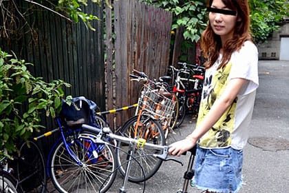 ママチャリ 15センチの糸引く淫汁が溢れるスレンダー美熟女 中野絵里